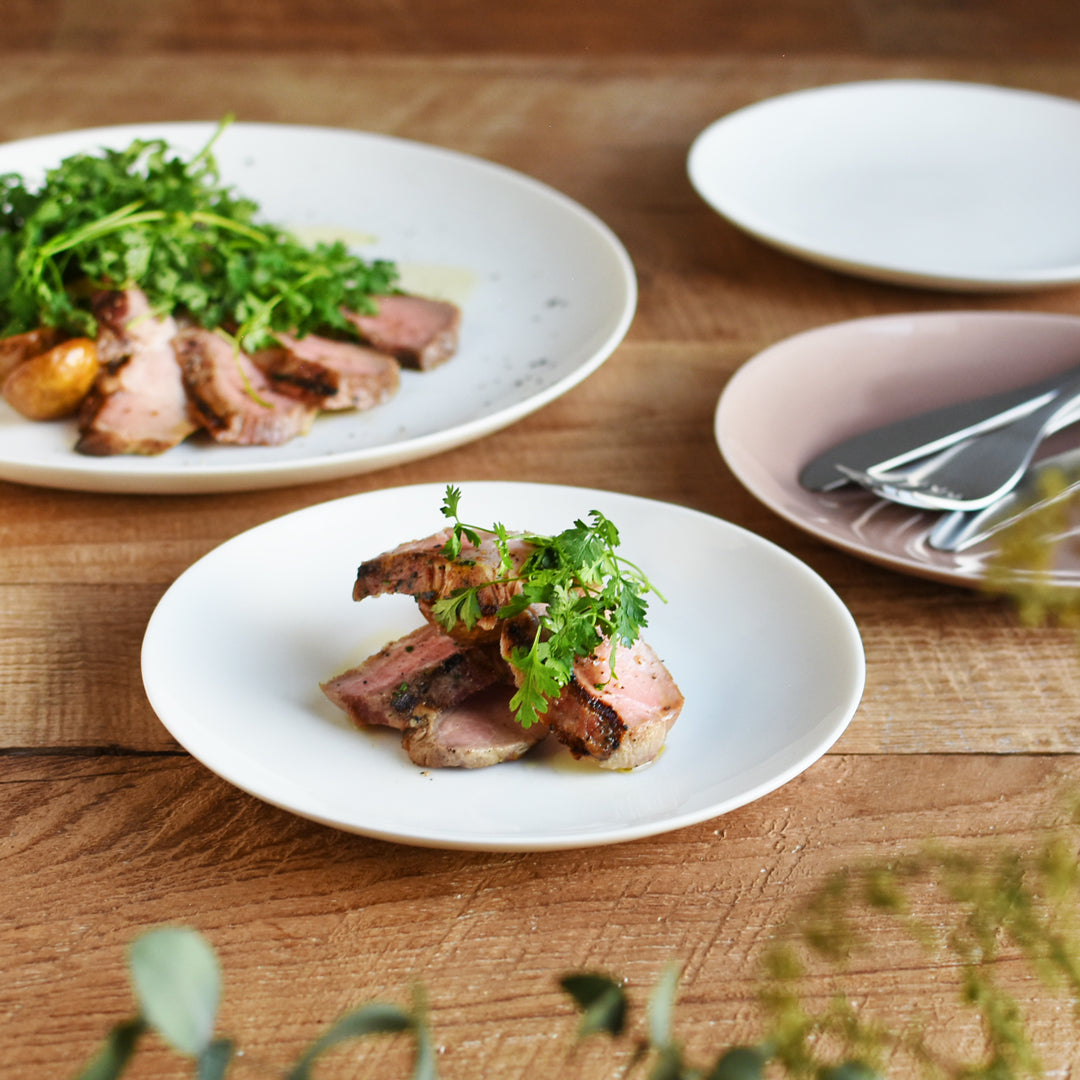 KINTO ATELIER TETE Porcelain Plate 180 mm, ATELIER TETE Porcelain Plate 180 mm in Off White, Light Grey or Pink Beige, Microwave and dishwasher safe, Made in Japan, 18 x 18 x 2 cm and 220 g, Off White or Light Grey or Pink Beige